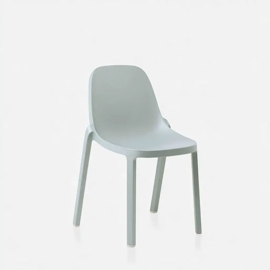 Silla con respaldo liso y patas rectas - verde